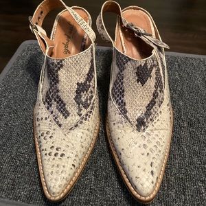 ❤️‍🔥❤️‍🔥Sexy sling back western inspired snakeskin booties by Free People❤️‍🔥